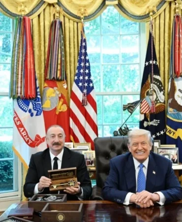 ABD Başkanı Trump, Azerbaycan Cumhurbaşkanı Aliyev'e Beyaz Saray'ın sembolik anahtarını takdim etti
