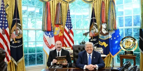 ABD Başkanı Trump, Azerbaycan Cumhurbaşkanı Aliyev’e Beyaz Saray’ın sembolik anahtarını takdim etti